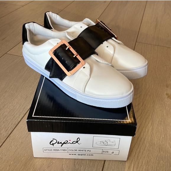 Qupid NEW White Sneakers w/Black And Rose Gold Buckle - Picture 1 of 5